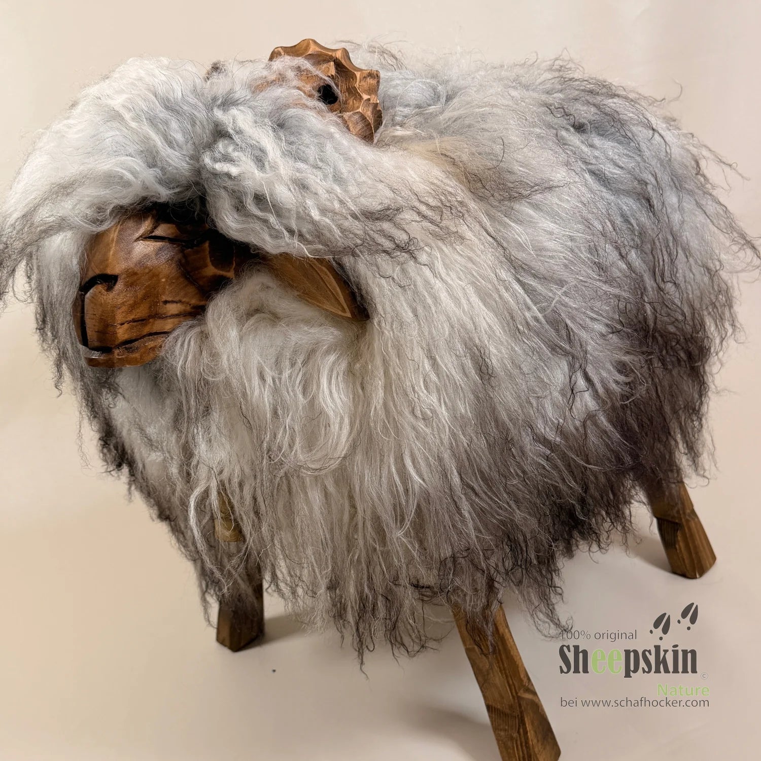 Schafhocker Bua »Pipo« aus echtem Tibet Locki Schaffell – limited