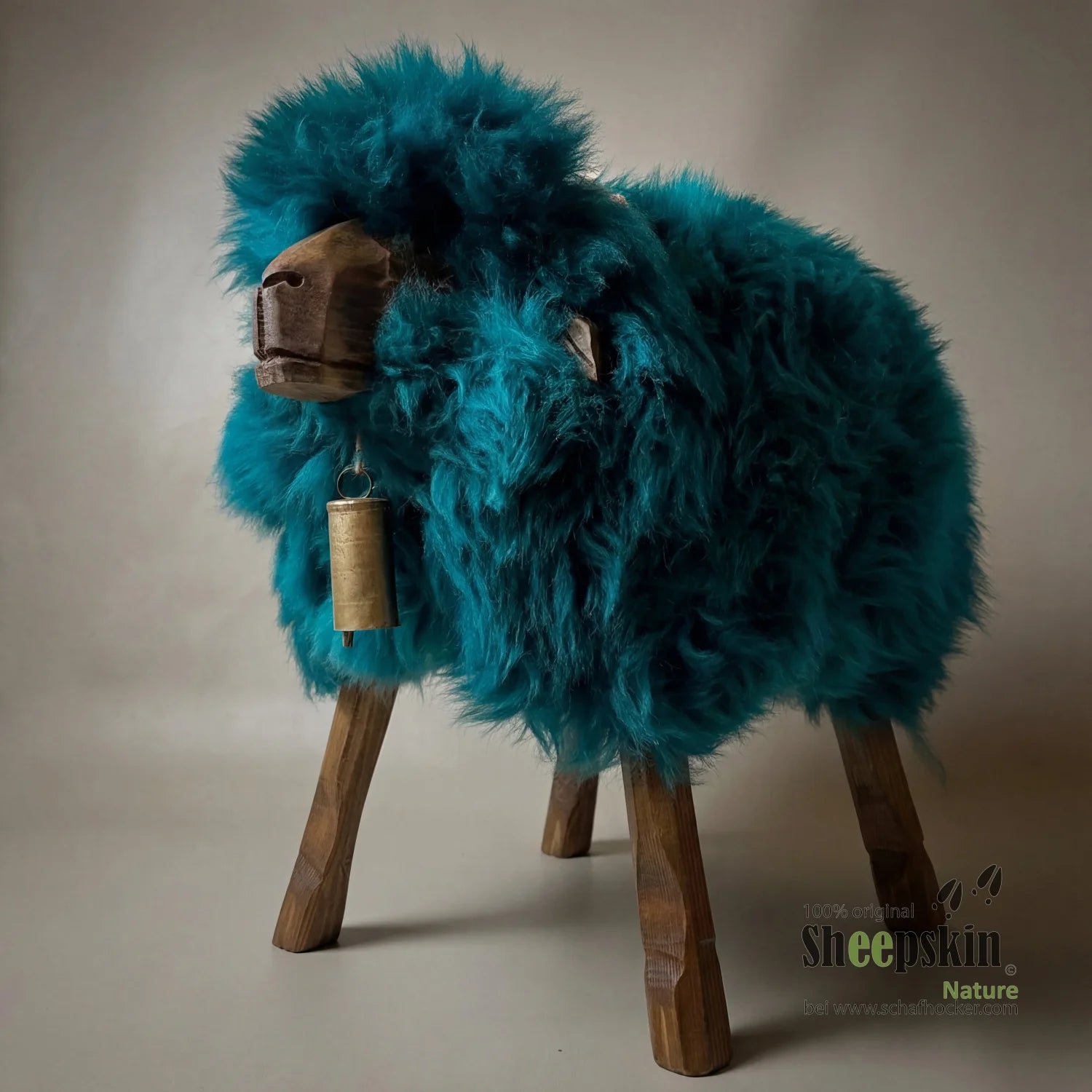 Schafhocker Emil – Handgefertigte Schaffell-Tierhocker aus der Alpen-Manufaktur – Schafhocker Bua von Sheepskin Nature© jetzt