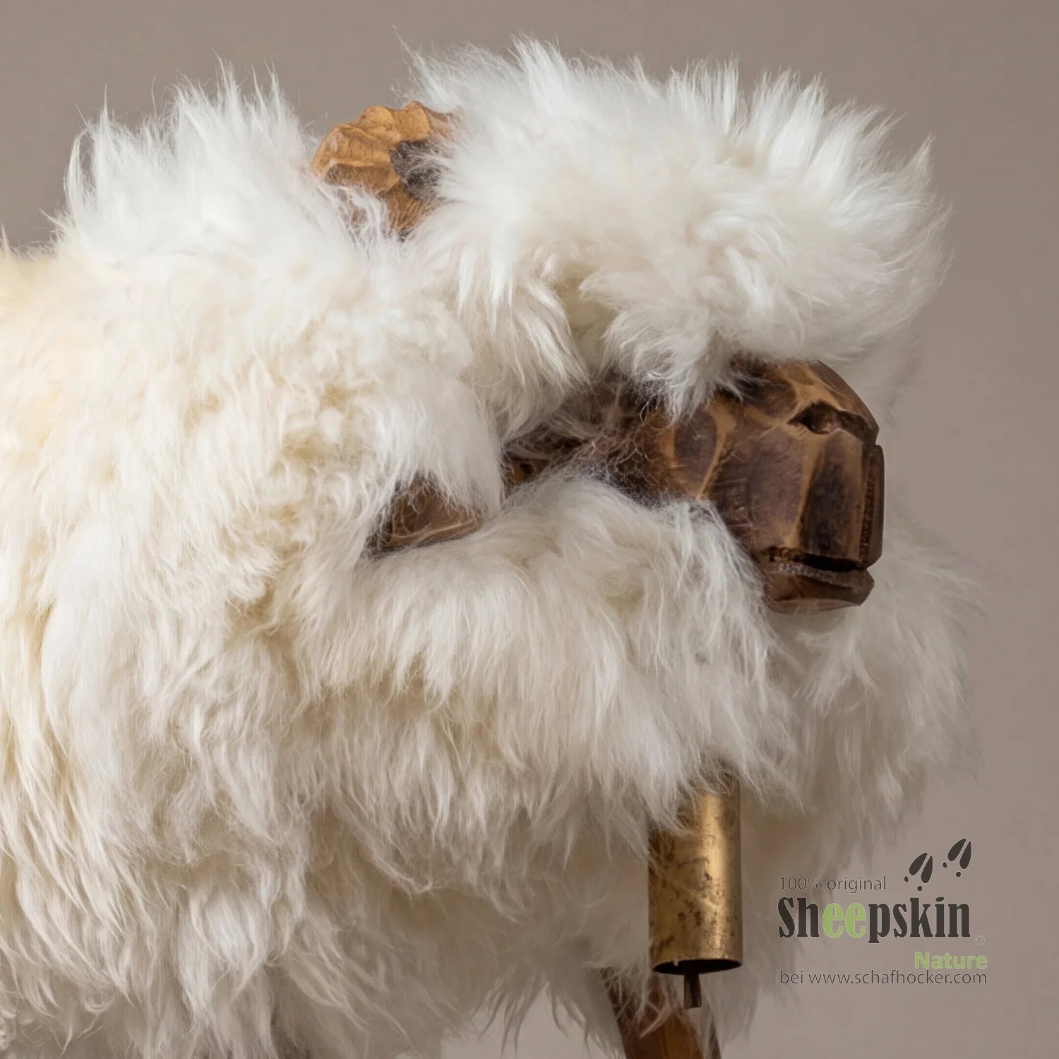 Schafhocker Erich: handgefertigte Schaffell-Tierhocker aus unserer Alpen-Manufaktur – Schaukelschaf von Sheepskin Nature© Ans