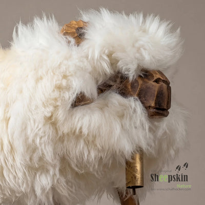 Schafhocker Erich: handgefertigte Schaffell-Tierhocker aus unserer Alpen-Manufaktur – Schaukelschaf von Sheepskin Nature© Ans