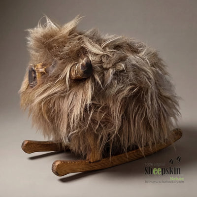 Schafhocker Filo: Handgefertigte Schaffell-Tierhocker aus der Alpen-Manufaktur – Schaukelschaf von Sheepskin Nature© jetzt ka