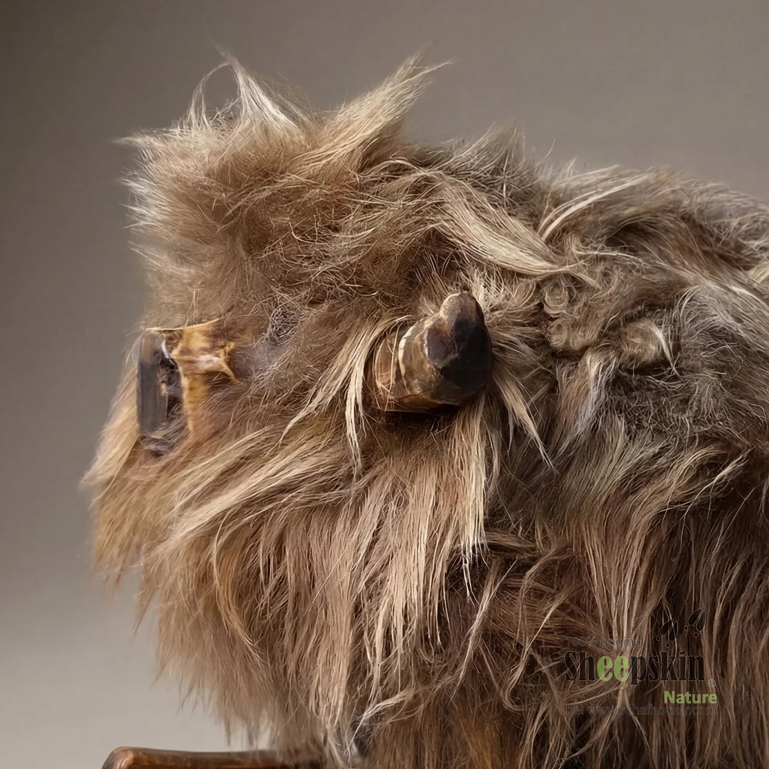 Schafhocker Filo: Handgefertigte Schaffell-Tierhocker aus der Alpen-Manufaktur – Schaukelschaf von Sheepskin Nature© Ansicht 