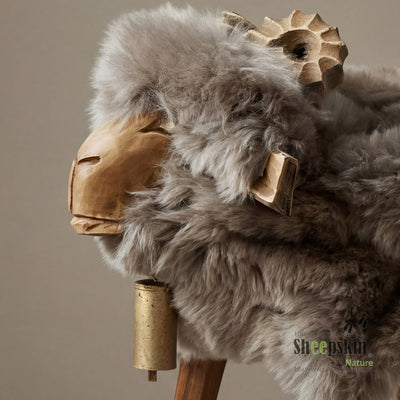 Schafhocker Finn – handgefertigte Schaffell-Tierhocker | Alpen-Manufaktur – Schafhocker Bua von Sheepskin Nature© Ansicht 2 –