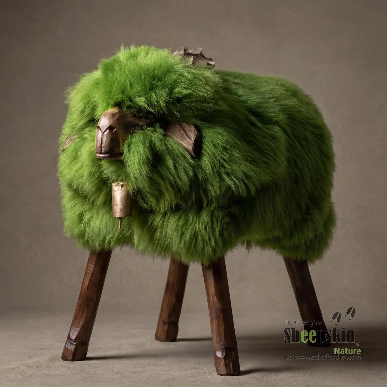 Schafhocker Flo der Bua grün: Alpen-Manufaktur Schaffellhocker – Schafhocker Bua von Sheepskin Nature© jetzt kaufen