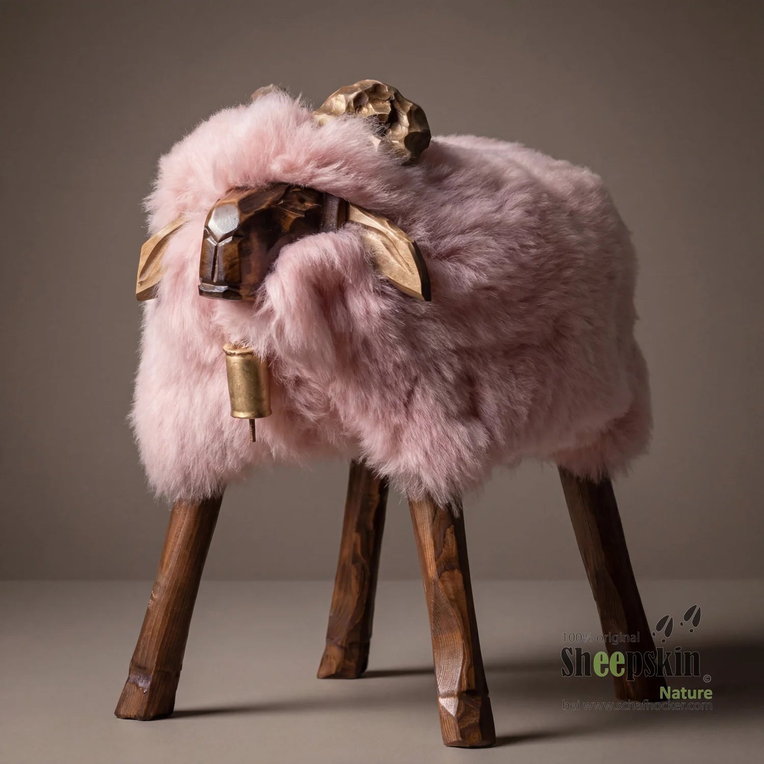 Schafhocker Jonas rosa: Handgefertigte Schaffell-Tierhocker aus der Alpen-Manufaktur – Schafhocker Bua von Sheepskin Nature© 