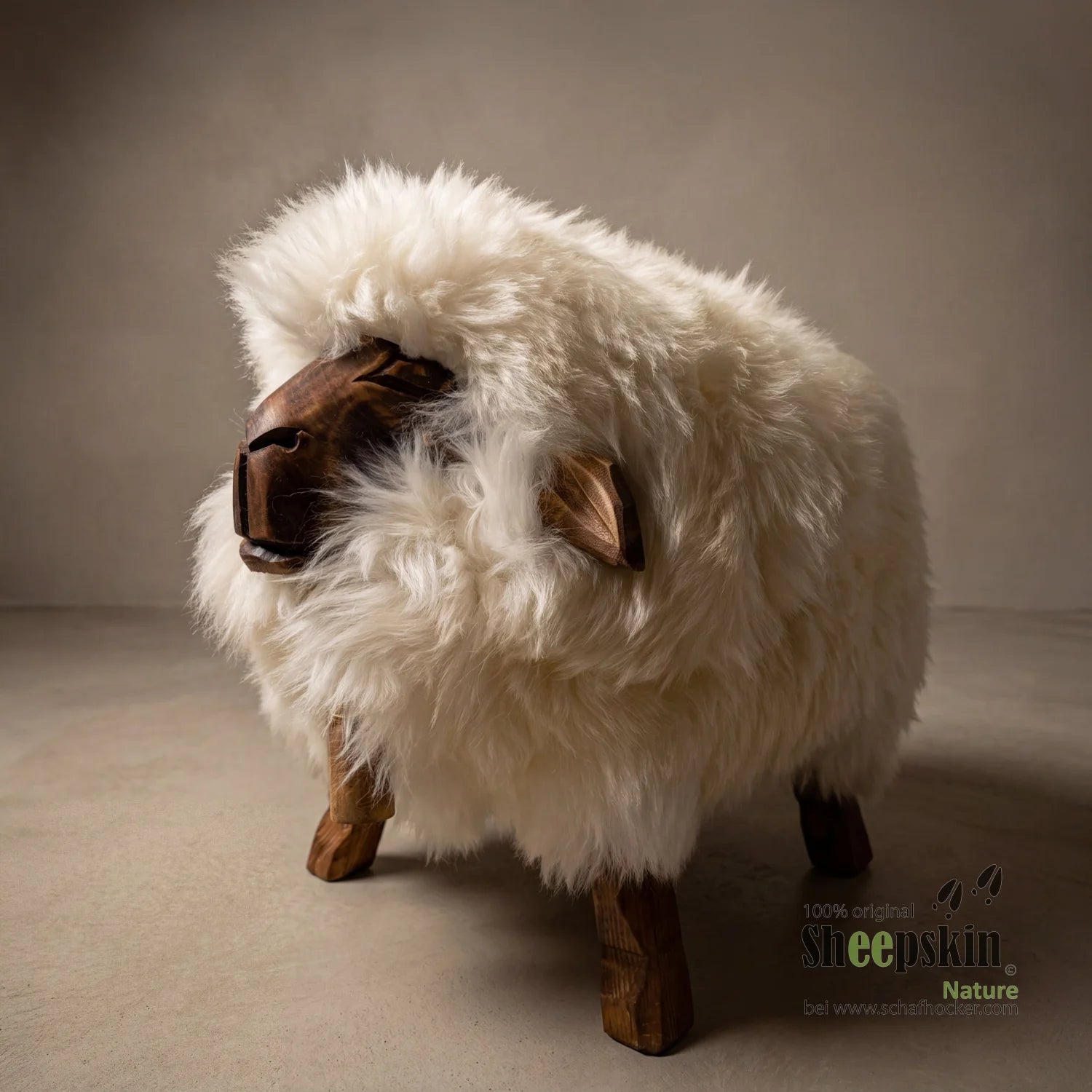 Schafhocker Kinderhocker Madl Larissa | Alpen-Manufaktur handgefertigte Schaffell-Tierhock – Kinderhocker Madl von Sheepskin 