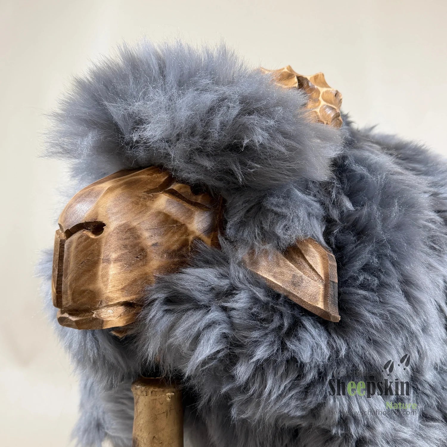 Schafhocker Klaus: handgefertigte Schaffell-Tierhocker aus der Alpen-Manufaktur – Schafhocker Bua von Sheepskin Nature© Ansic