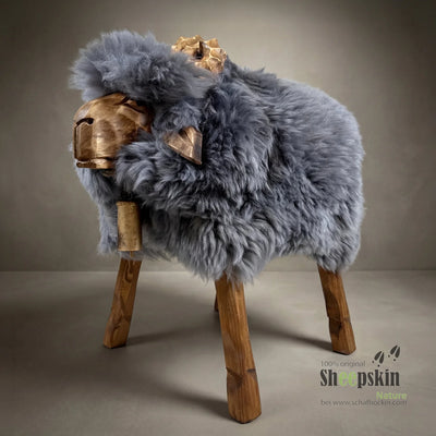 Schafhocker Klaus: handgefertigte Schaffell-Tierhocker aus der Alpen-Manufaktur – Schafhocker Bua von Sheepskin Nature© jetzt