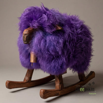 Schafhocker Matilda lila – handgefertigte Schaffell-Tierhocker aus der Alpen-Manufaktur – Schaukelschaf von Sheepskin Nature©