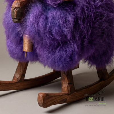Schafhocker Matilda lila – handgefertigte Schaffell-Tierhocker aus der Alpen-Manufaktur – Schaukelschaf von Sheepskin Nature©