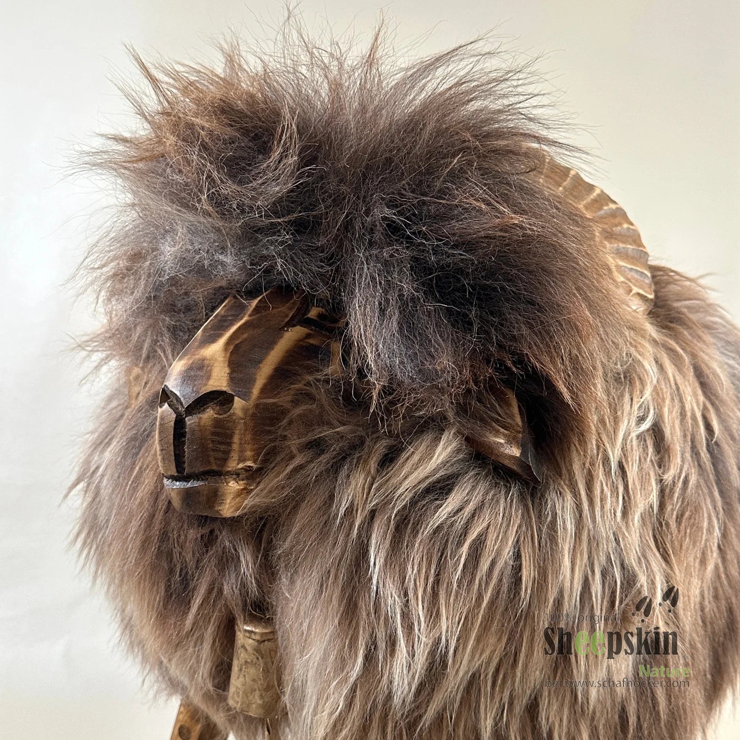 Schafhocker Arthur, Modell Mufflon, mit deutschem Schaffell – Produktansicht 2