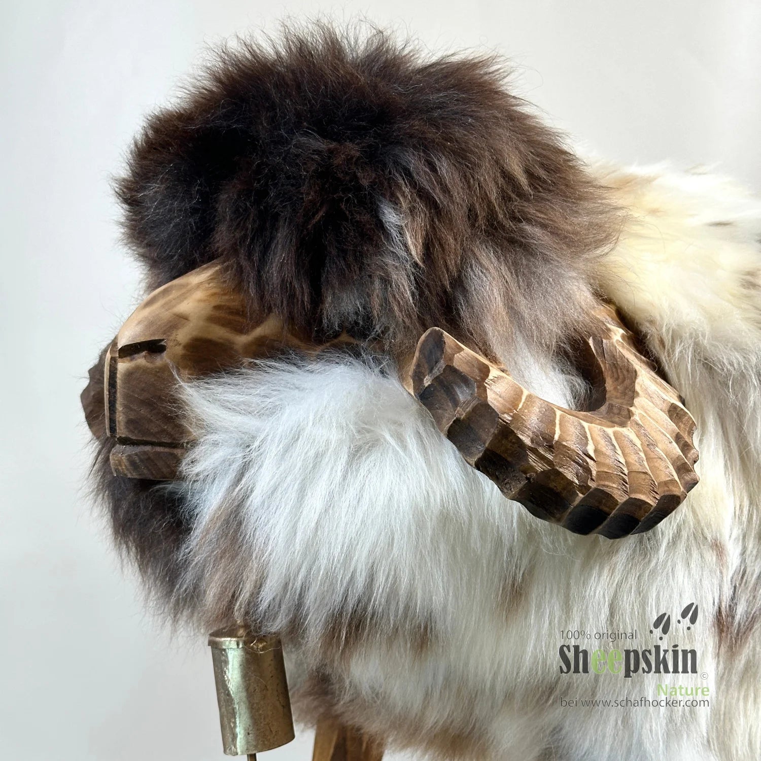 »Georg« Mufflon Sheepskin Stool made from genuine German sheepskin – Beige-Brown
