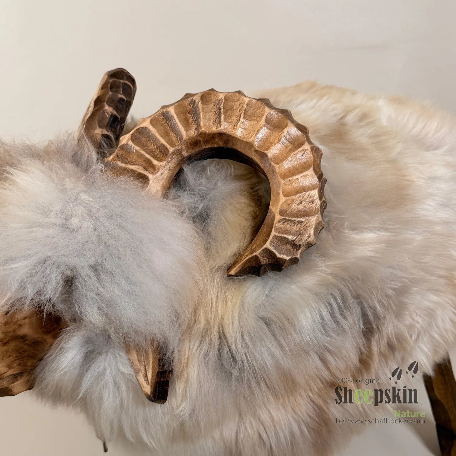 Schafhocker Mufflon »Giotto« aus echtem deutschem Schaffell – beige – Limitiert