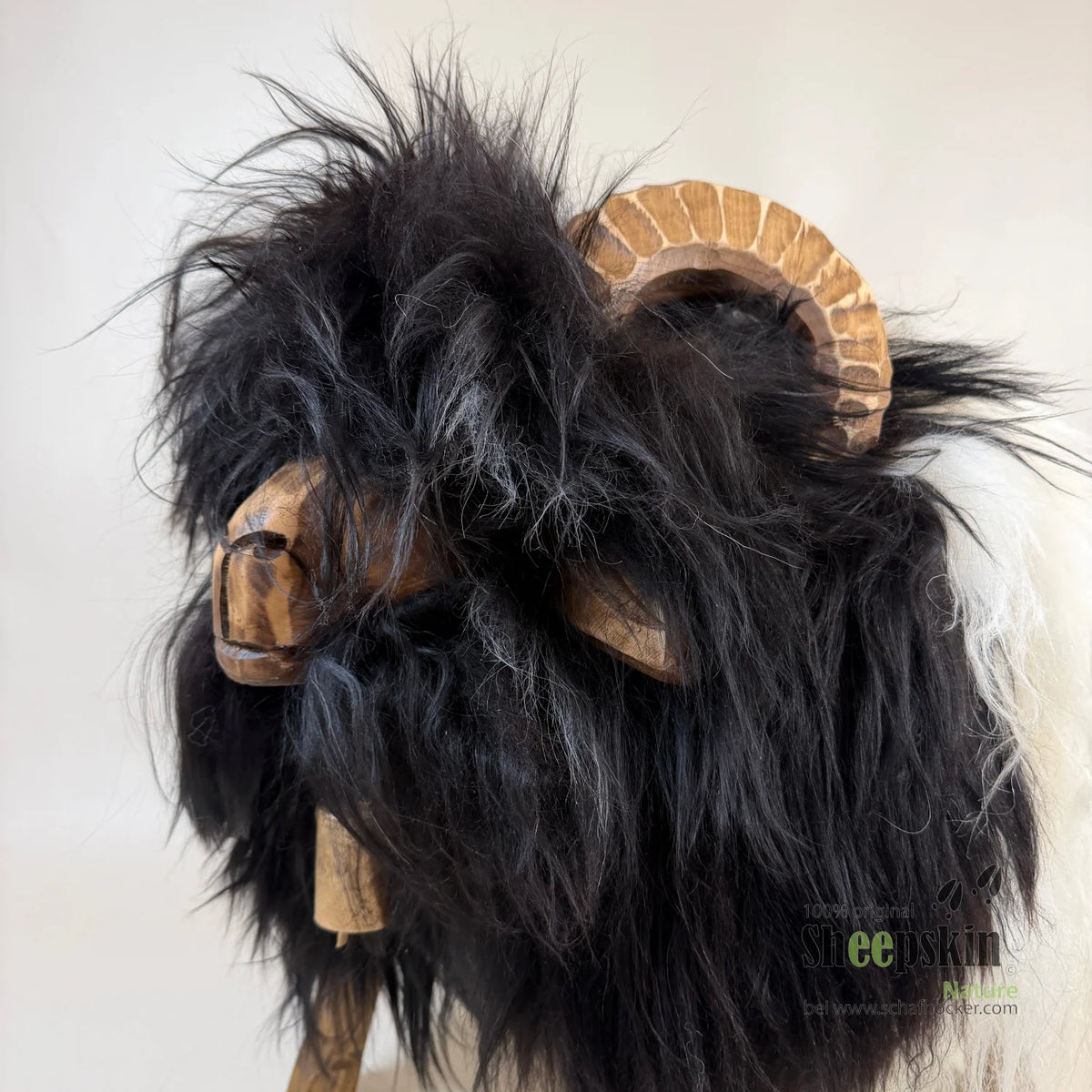 Pouf Mufflon »Peppi« in vera pelle di pecora islandese – Bianco e nero