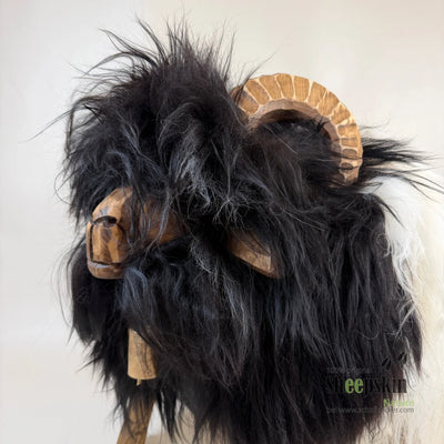 Schafhocker Mufflon »Peppi« aus echtem Island-Schaffell –