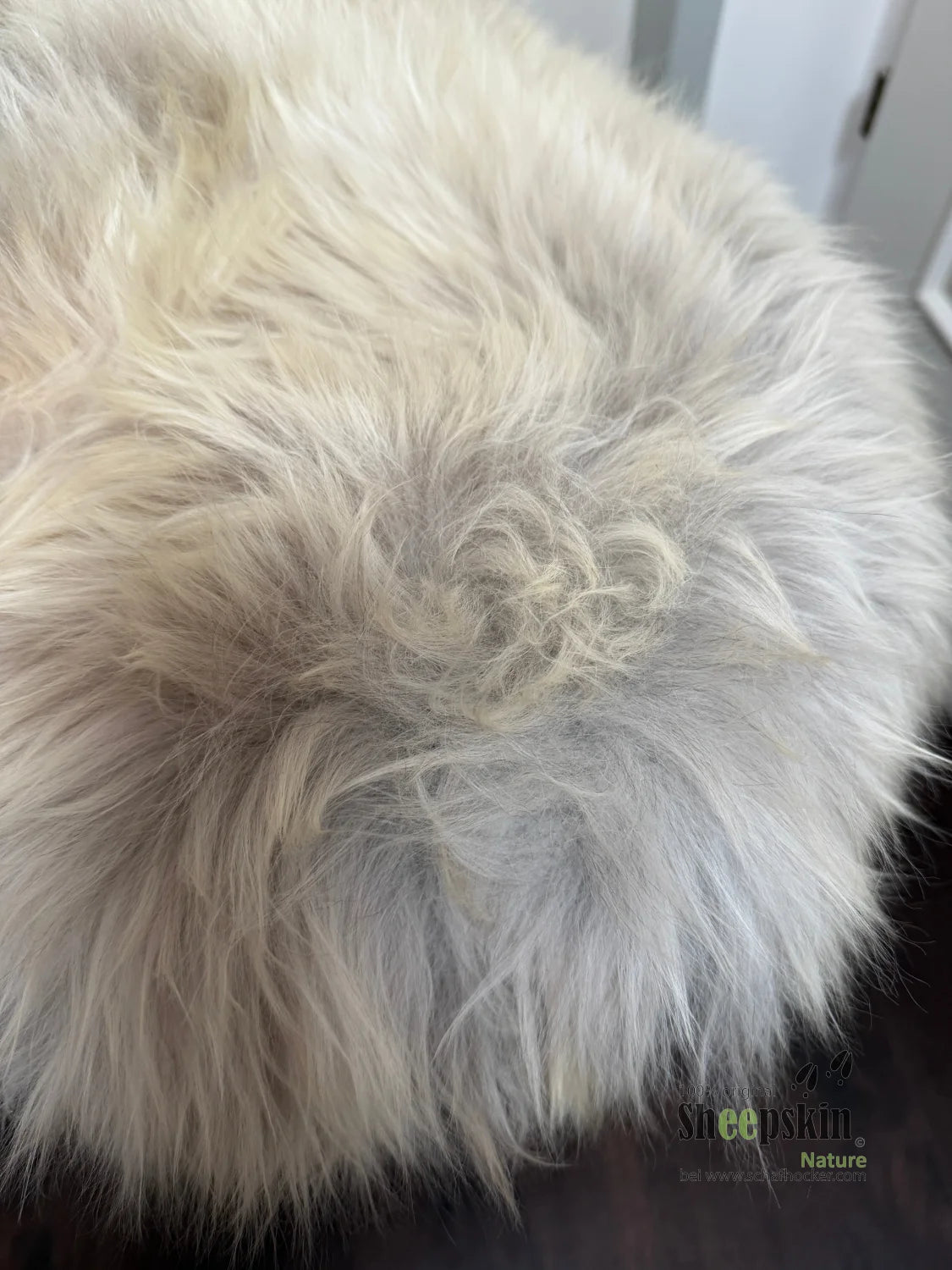 Cuscino a forma di pecora Mufflon »Richie der Zweite« in vera pelle di pecora tedesca – Beige-grigio