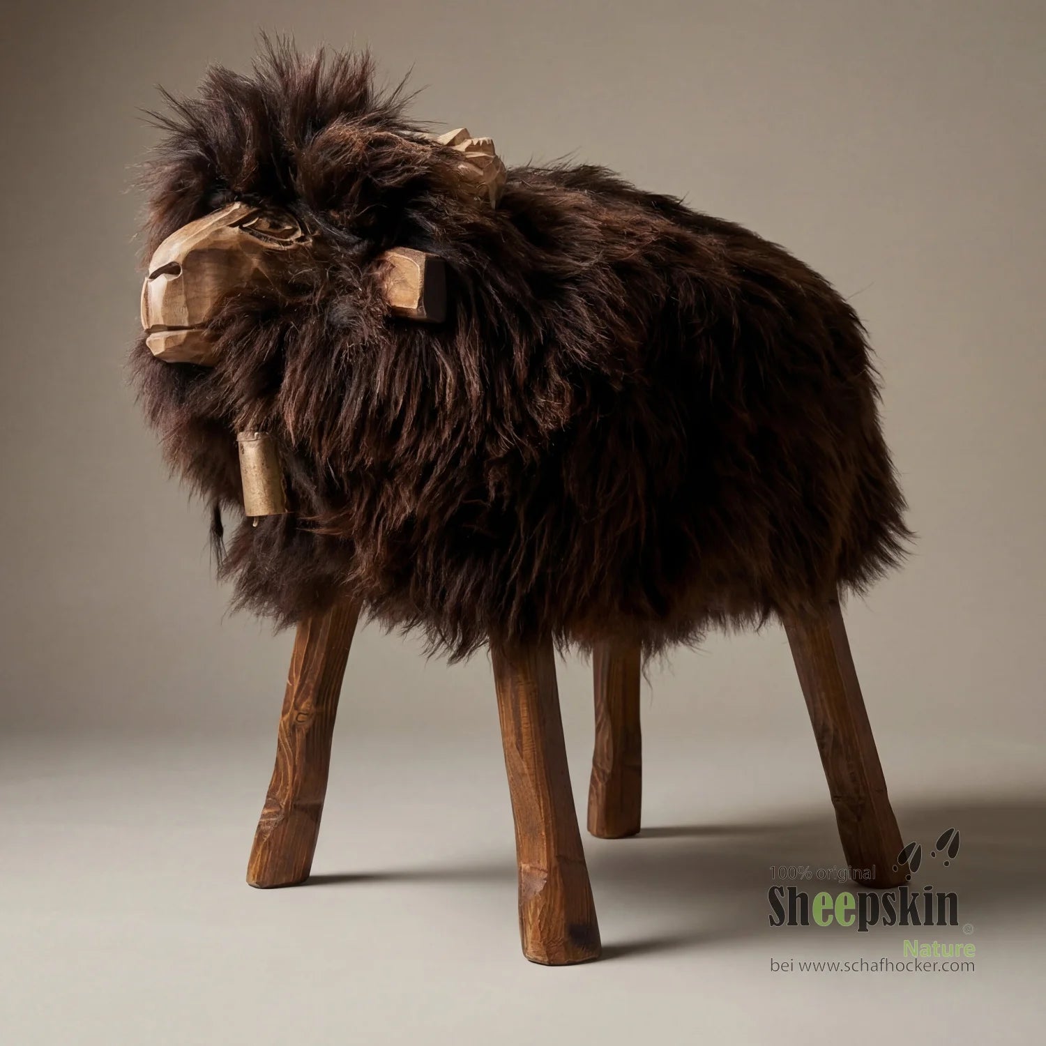 Schafhocker Oskar der lebhafte Bua braun Designer Tierhocker Widder – Schafhocker Bua von Sheepskin Nature© jetzt kaufen