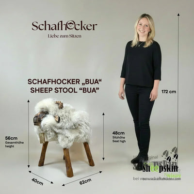 Schafhocker Oskar: Handgefertigte Schaffell-Tierhocker aus der Alpen-Manufaktur – Schafhocker Bua von Sheepskin Nature© Ansic