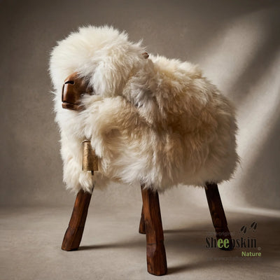 Schafhocker Paul – Handgefertigte Schaffell-Tierhocker aus der Alpen-Manufaktur – Schafhocker Bua von Sheepskin Nature© jetzt