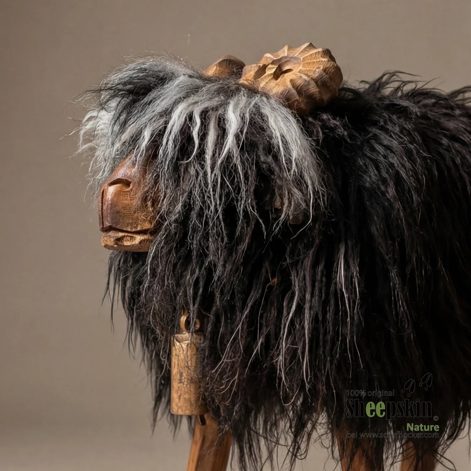 Schafhocker Reto – Handgefertigte Schaffell-Tierhocker aus der Alpen-Manufaktur – Schafhocker Bua von Sheepskin Nature© Ansic