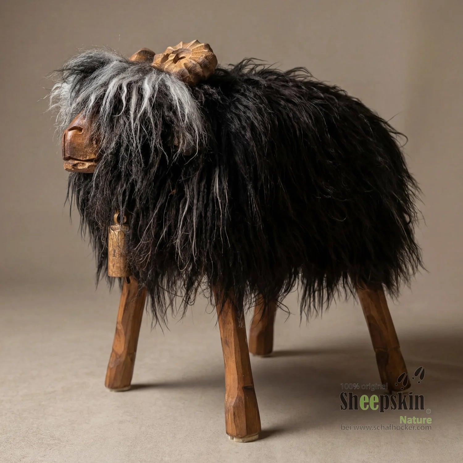 Schafhocker Reto – Handgefertigte Schaffell-Tierhocker aus der Alpen-Manufaktur – Schafhocker Bua von Sheepskin Nature© jetzt