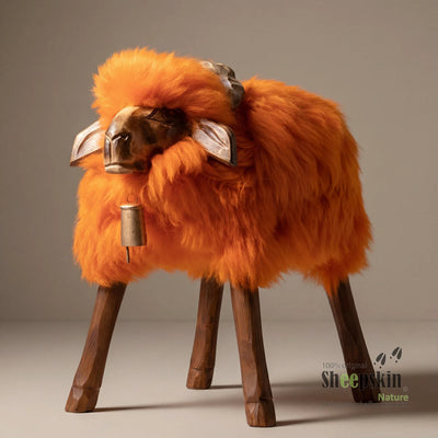 Schafhocker Theo, Modell Bua, mit deutschem Schaffell in Orange