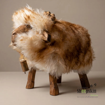 Schafhocker Widder Junior: Handgefertigte Schaffell-Tierhocker aus unserer Alpen-Manufaktu – Kinderhocker Bua von Sheepskin N