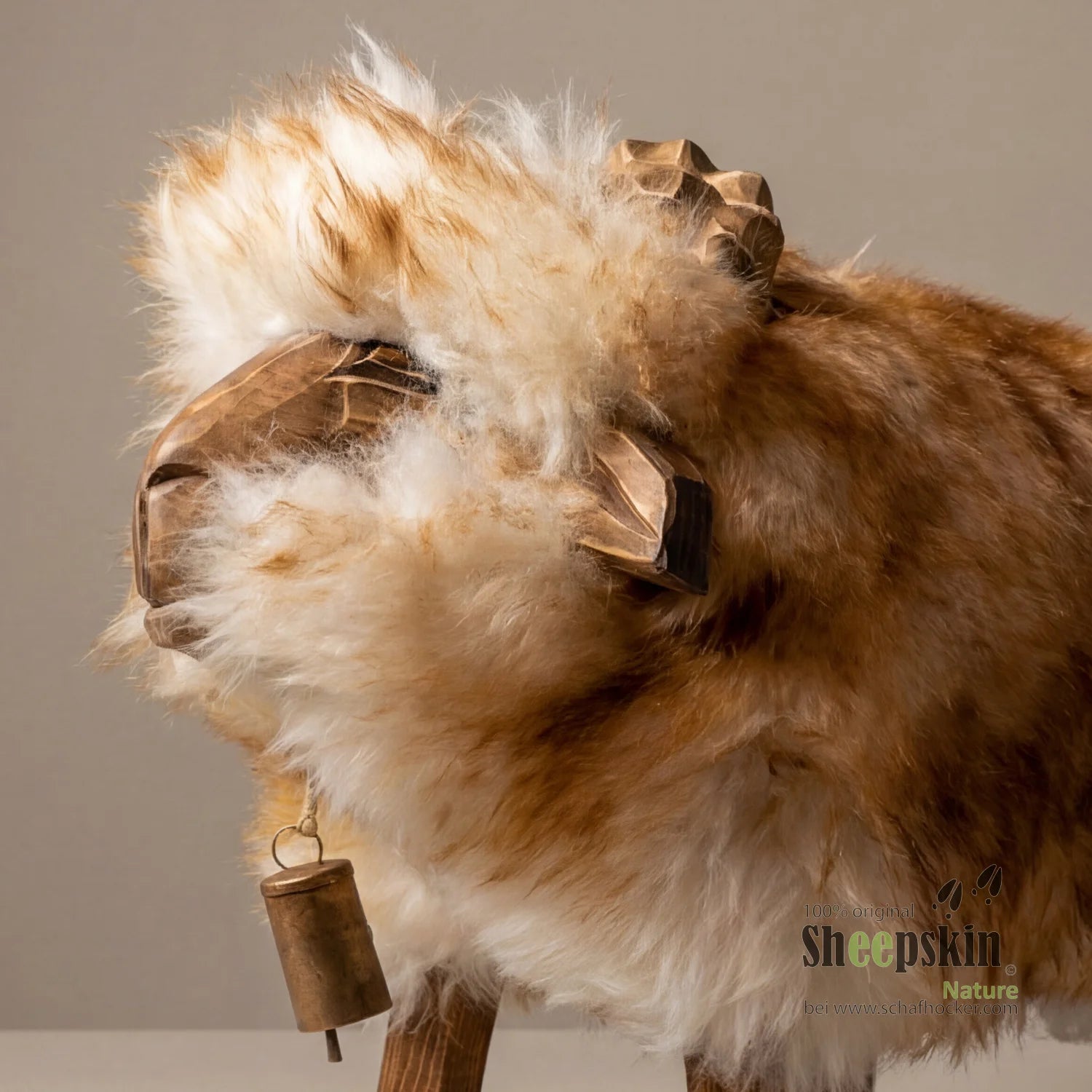 Schafhocker Widder Junior: Handgefertigte Schaffell-Tierhocker aus unserer Alpen-Manufaktu – Kinderhocker Bua von Sheepskin N
