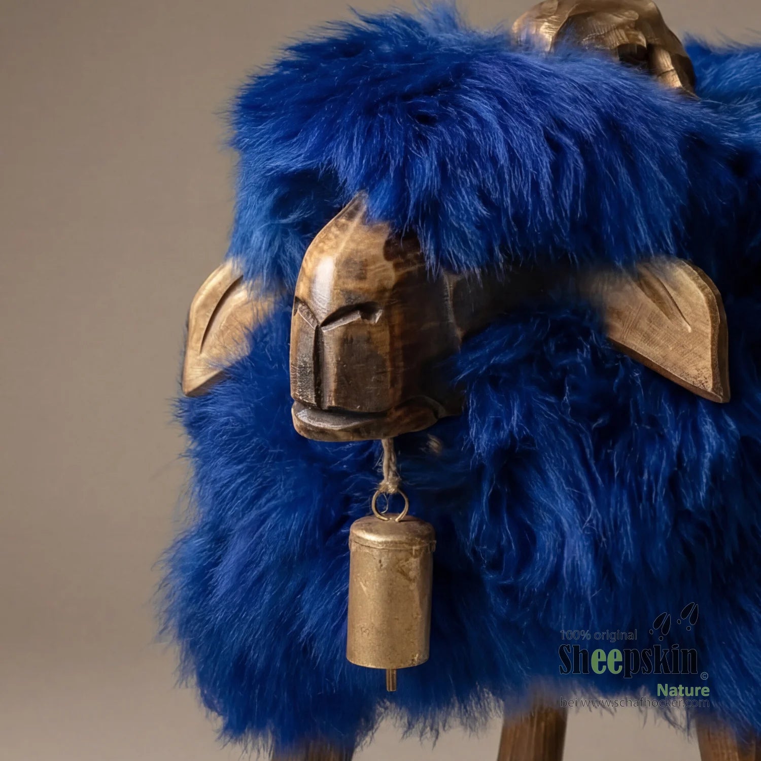 Schafhocker William – handgefertigte Schaffell-Tierhocker aus der Alpen-Manufaktur – Schafhocker Bua von Sheepskin Nature© An