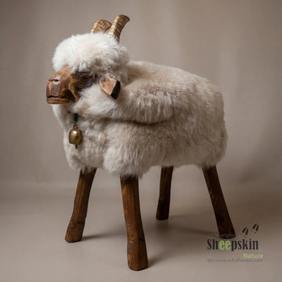 Schafhocker, Modell Ziege, mit deutschem Schaffell in Weiss beige