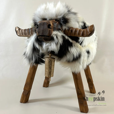 Stier Kuhlio: Handgefertigte Schaffell-Tierhocker aus der Alpen-Manufaktur – Schafhocker Bully von Sheepskin Nature© jetzt ka