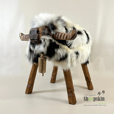 Stier Kuhlio: Handgefertigte Schaffell-Tierhocker aus der Alpen-Manufaktur – Schafhocker Bully von Sheepskin Nature© Ansicht 