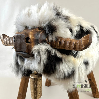 Stier Kuhlio: Handgefertigte Schaffell-Tierhocker aus der Alpen-Manufaktur – Schafhocker Bully von Sheepskin Nature© Ansicht 