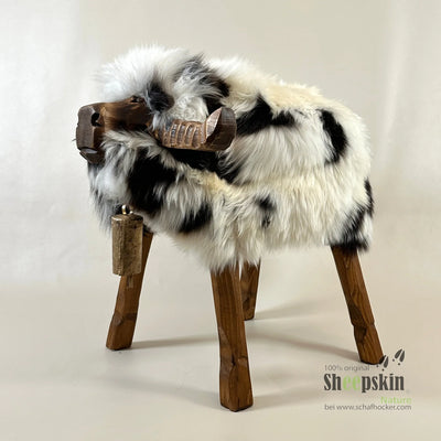 Stier Kuhlio: Handgefertigte Schaffell-Tierhocker aus der Alpen-Manufaktur – Schafhocker Bully von Sheepskin Nature© Ansicht 