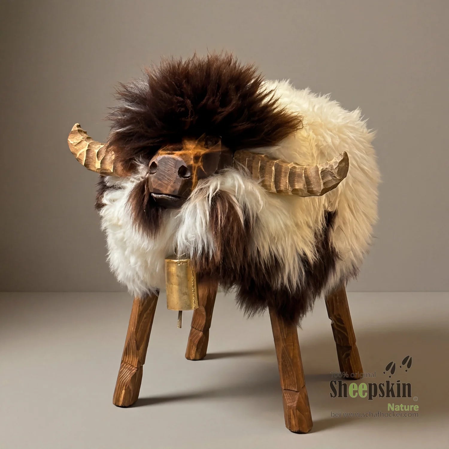 Stier Milo: handgefertigte Schaffell-Tierhocker – Alpen-Manufaktur – Schafhocker Bully von Sheepskin Nature© jetzt kaufen