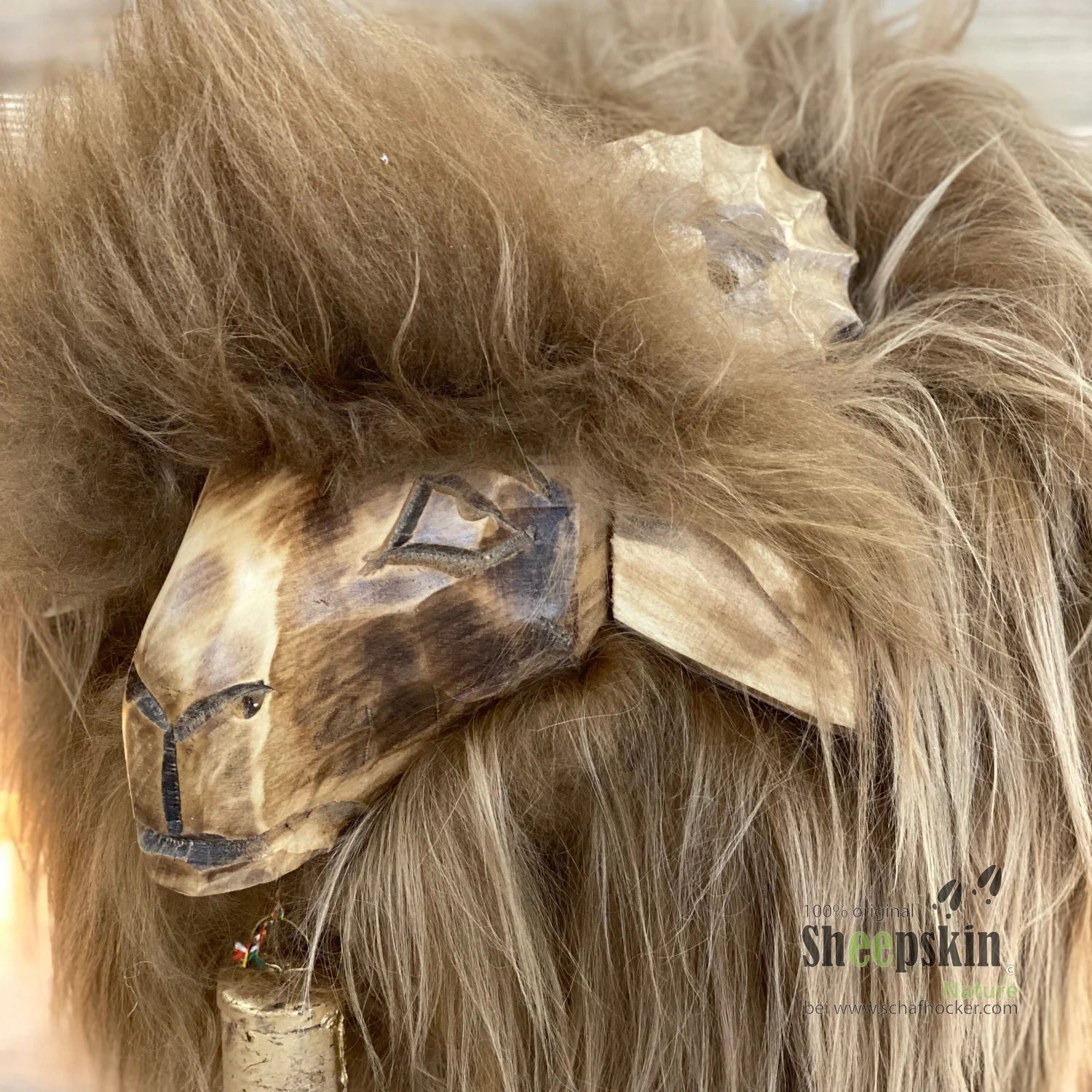 Toffee Bua fox | Handgefertigte Schaffell-Tierhocker | Alpen-Manufaktur Schaffellhocker – Kinderhocker Bua von Sheepskin Natu